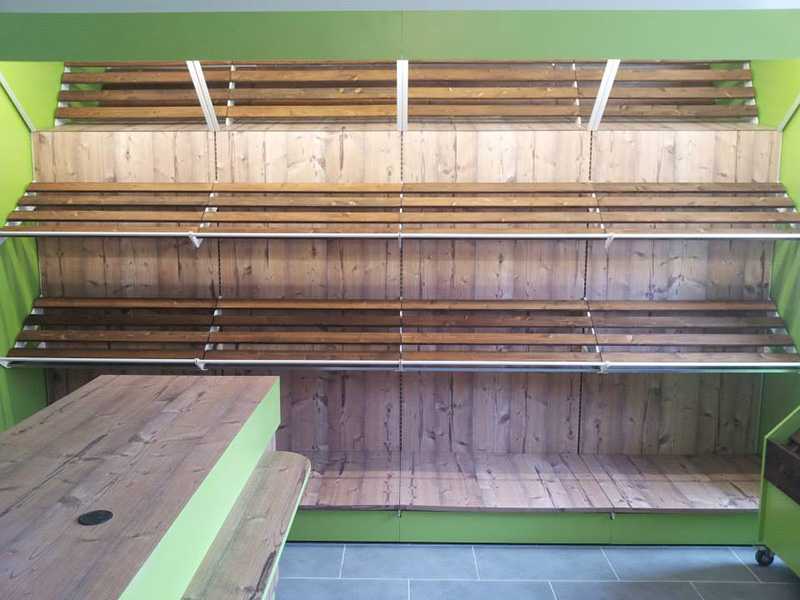 scaffale in legno per frutta e verdura